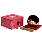 Campana tibetana Muladhara EZ-Shoppy con cofanetto rosso, cuscino e batacchio in legno su sfondo bianco.