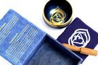 Campana tibetana Agnya blu con simbolo chakra, scatola informativa, panno decorato e battente in legno.