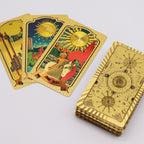 Mazzo di Tarocchi Dorati Ez-Shoppy Lo Scarabeo: tre carte illustrate e un mazzo completo con dettagli in lamina d'oro.