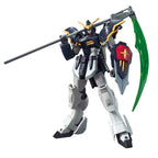 Model kit Bandai Gundam Deathscythe HG 1:144: robot nero e grigio con falce laser verde in posa dinamica.