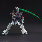 Model kit Bandai Gundam Deathscythe HG 1:144: action figure in posa dinamica con falce a lama verde.