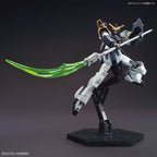 Model kit Bandai Gundam Deathscythe HG 1:144 in posa dinamica con falce laser verde su sfondo grigio.