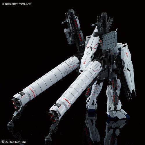 Model kit Bandai RG 1/144 Full Armor Unicorn Gundam: vista posteriore del robot armato con grandi serbatoi bianchi.