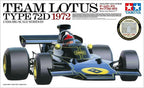 Confezione model kit Tamiya Team Lotus Type 72D 1972, scala 1:12. Illustrazione della vettura di F1 nera e oro.