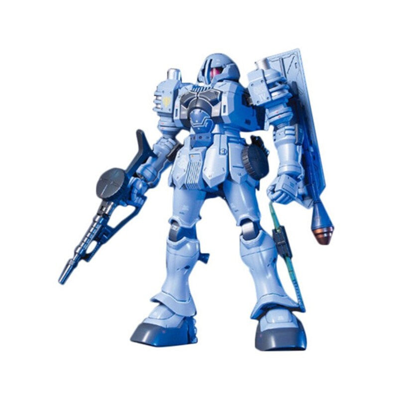 Model kit Bandai HGUC 1:144 EMS-10 Zudah, mobile suit blu in posa con fucile, su sfondo bianco.