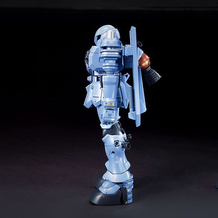 Model kit Bandai EMS-10 Zudah HGUC 1:144, vista laterale del robot azzurro su sfondo nero.