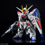 Model kit Bandai MGSD Freedom Gundam: robot assemblato in bianco, blu e rosso con fucile, su sfondo nero.