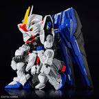 Model kit Bandai MGSD Freedom Gundam in posa dinamica su sfondo nero.