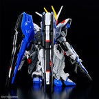 Vista posteriore del model kit Bandai MGSD Freedom Gundam su sfondo nero.