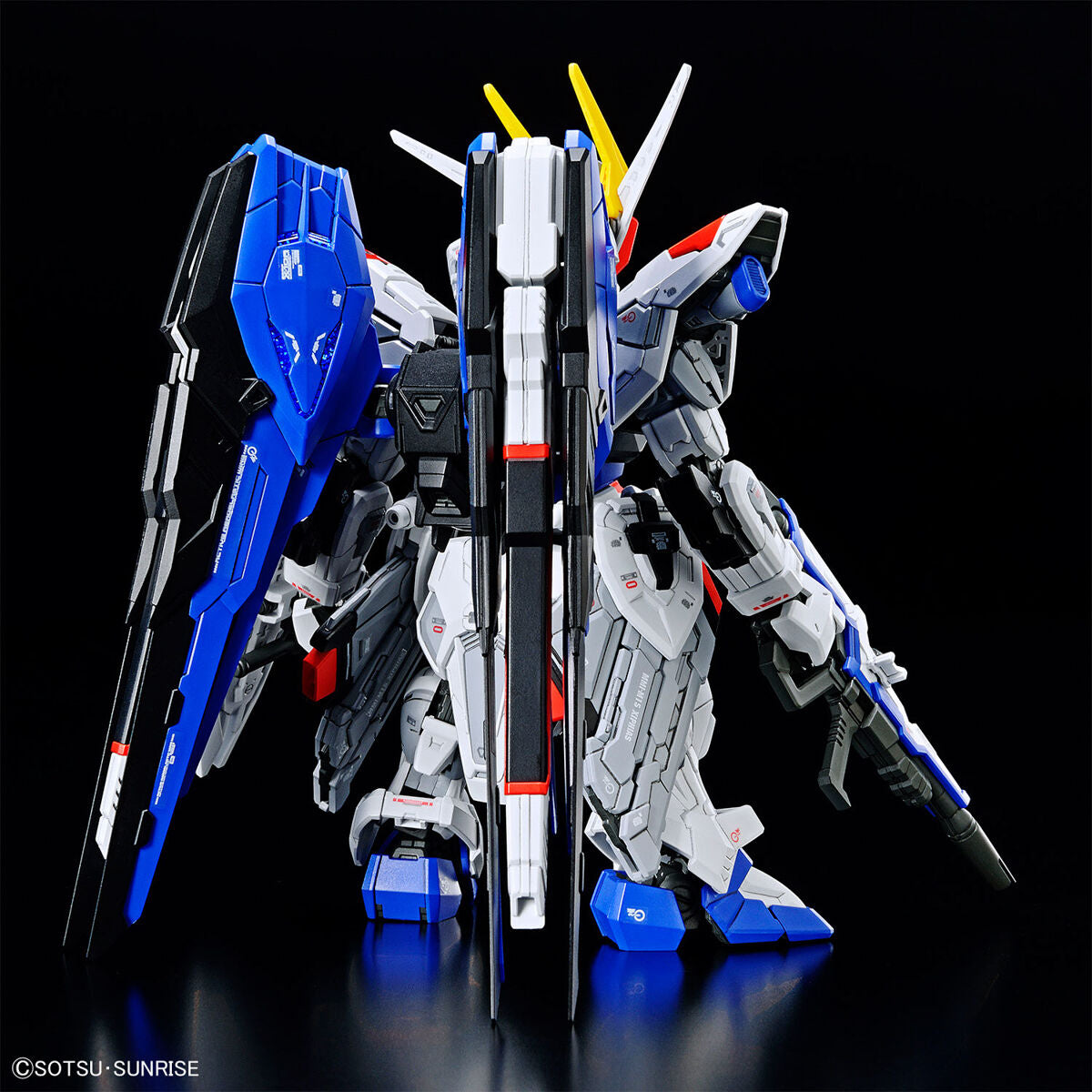 Vista posteriore del model kit Bandai MGSD Freedom Gundam su sfondo nero.
