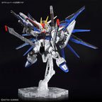 Model kit Bandai MGSD Freedom Gundam in posa dinamica su supporto trasparente, sfondo nero.