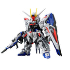 Model kit Bandai MGSD Freedom Gundam: robot action figure dettagliato in posa con fucile, su sfondo bianco.