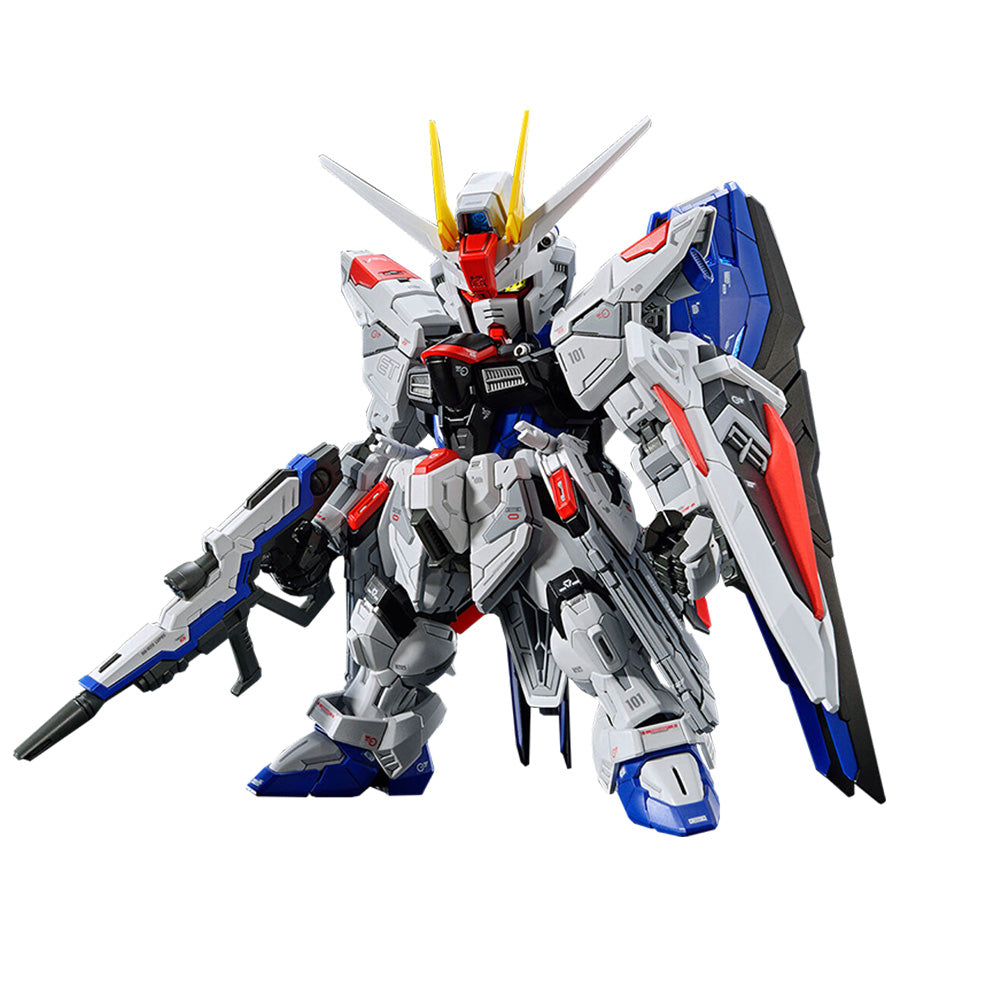 Model kit Bandai MGSD Freedom Gundam: robot action figure dettagliato in posa con fucile, su sfondo bianco.