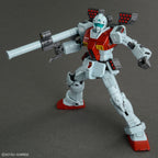 Model kit Bandai HG 1/144 GM con cannone a spalla e pod missilistici, robot in posa da combattimento.