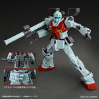 Model kit Bandai HG 1/144 GM con cannoni a spalla, lanciamissili e dettagli delle armi, su sfondo grigio.