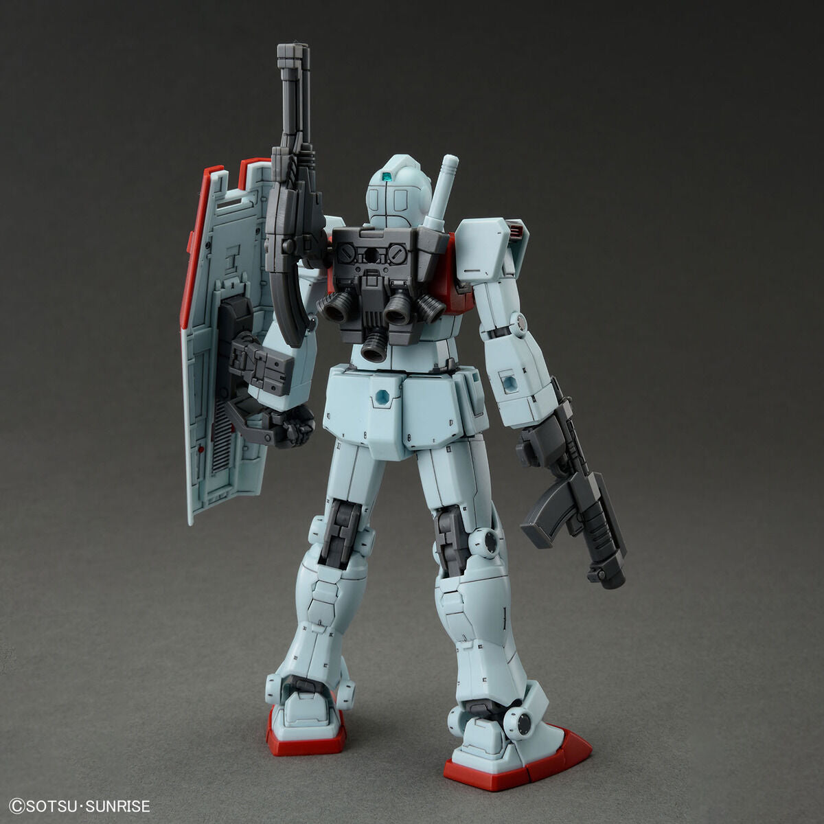Vista posteriore del model kit Bandai HG 1/144 GM con cannone a spalla e scudo.