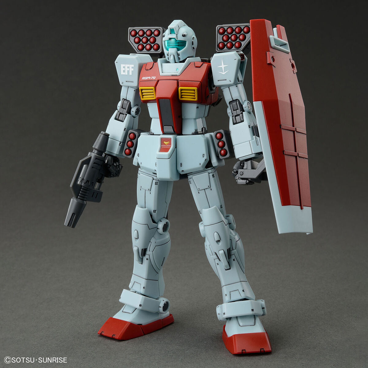 Model kit Bandai HG 1/144 GM con shoulder cannon e missile pod, robot da assemblare bianco e rosso.