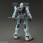 Vista posteriore del model kit Bandai GM HG 1/144 con missile pod e fucile, su sfondo grigio.