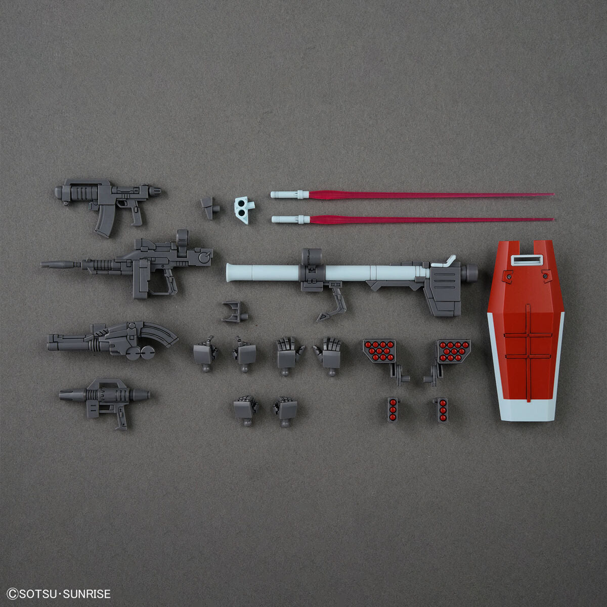 Accessori e armi del model kit Bandai HG 1/144 GM: fucili, lanciarazzi, scudo, lame laser e mani intercambiabili.
