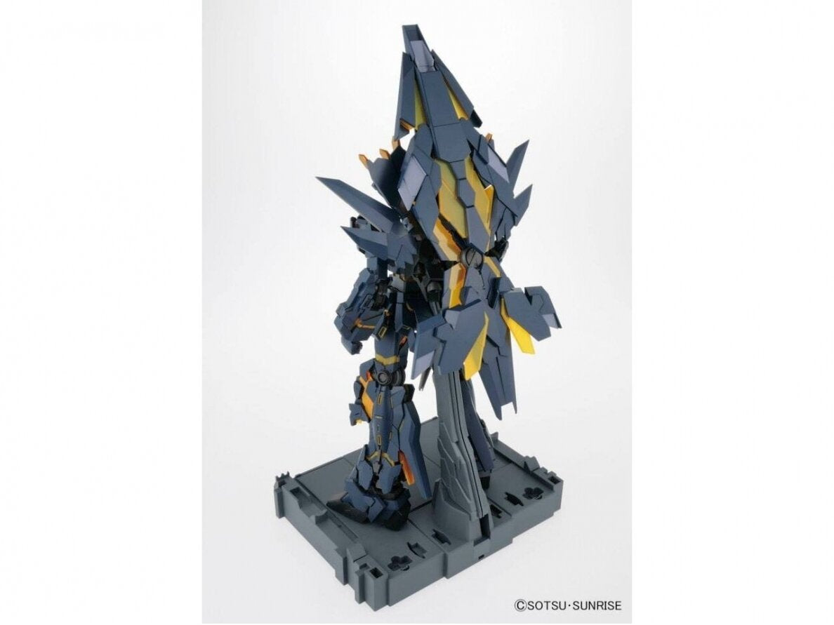 Model kit Bandai PG 1:60 Unicorn Gundam 02 Banshee Norn: vista posteriore del robot su base espositiva.
