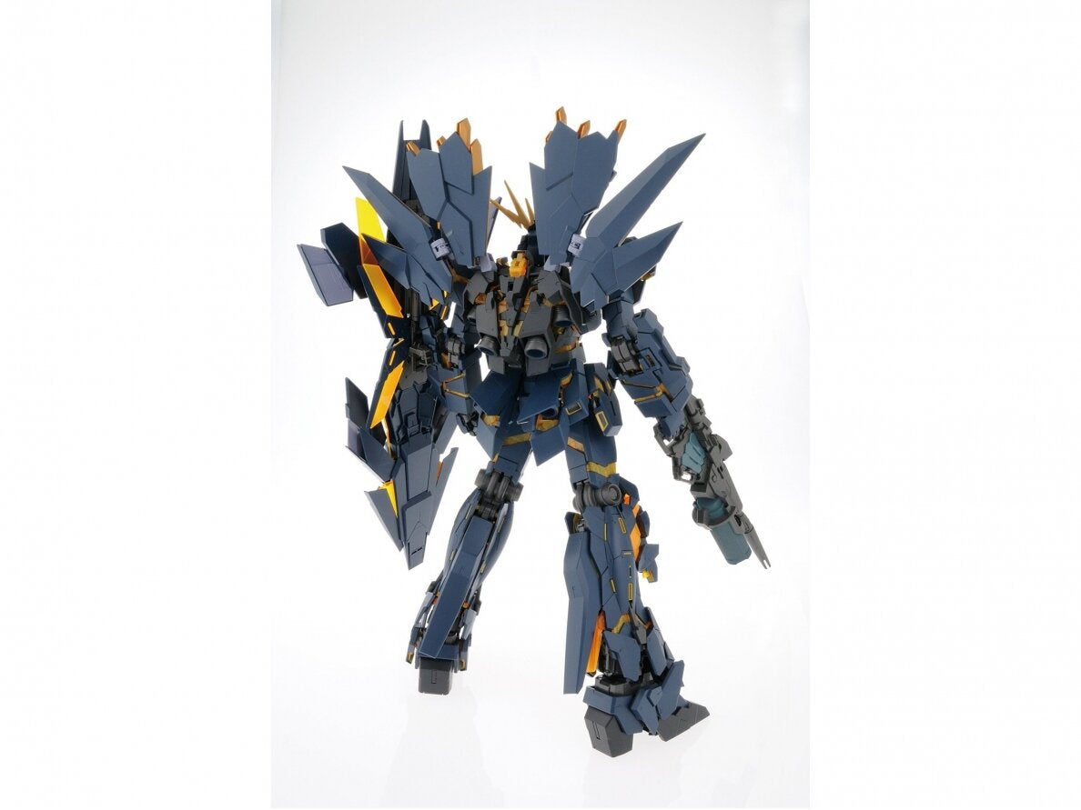 Modello Bandai Unicorn Gundam 02 Banshee Norn PG 1:60, vista posteriore su sfondo bianco.