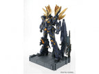 Model kit Bandai Unicorn Gundam 02 Banshee Norn PG 1:60, robot blu e oro su base espositiva.