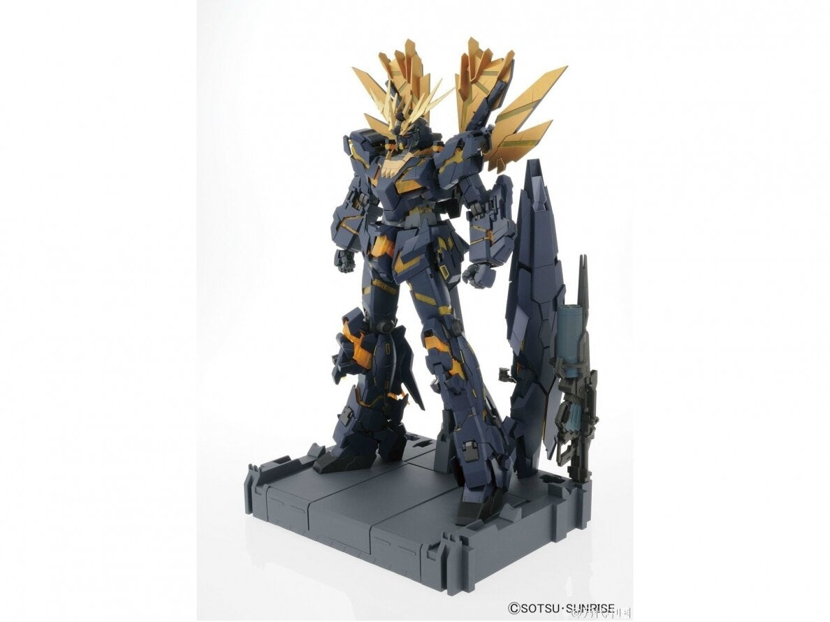 Model kit Bandai Unicorn Gundam 02 Banshee Norn PG 1:60, robot blu e oro su base espositiva.