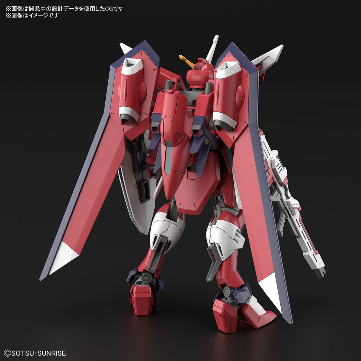 Vista posteriore del model kit Bandai HG Immortal Justice Gundam 1/144 su sfondo nero.