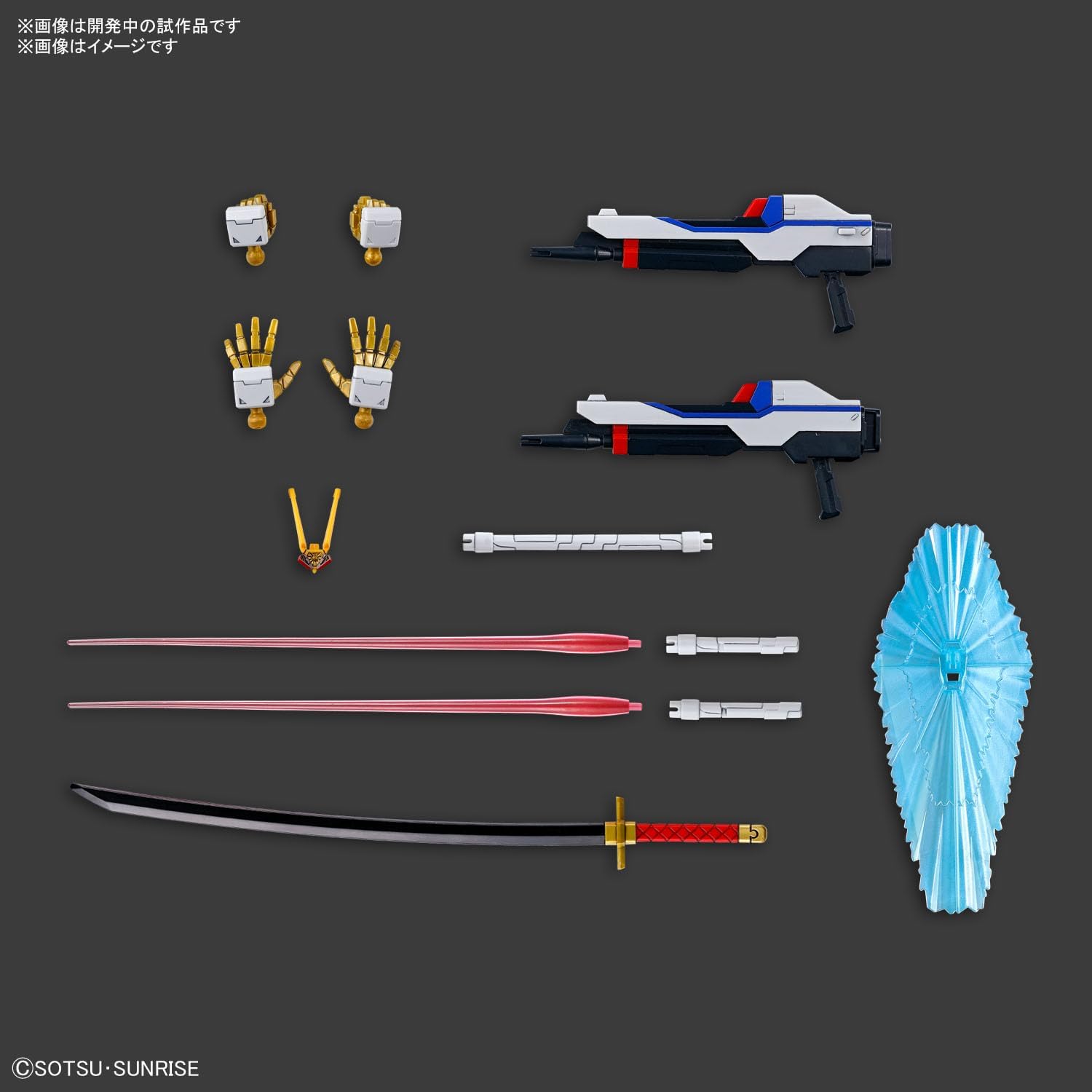 Accessori del model kit Bandai HG 1/144 Mighty Strike Freedom Gundam: armi, mani intercambiabili e scudo energetico.