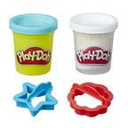 Due barattoli Play-Doh e due formine per biscotti a forma di stella e fiore su sfondo bianco.