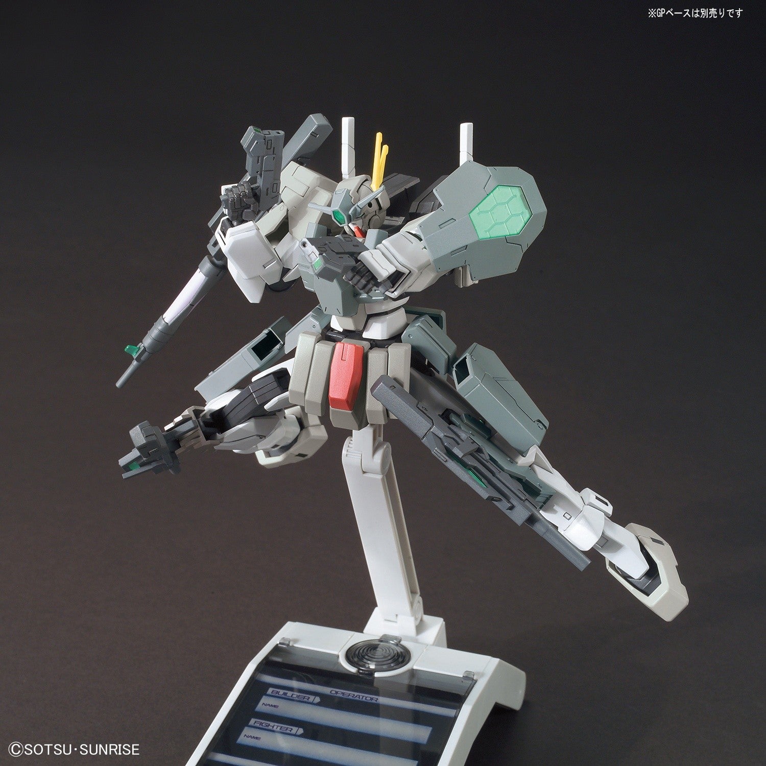 Model kit Bandai HG 1/144 Cherudim Gundam Saga in posa dinamica su base espositiva.