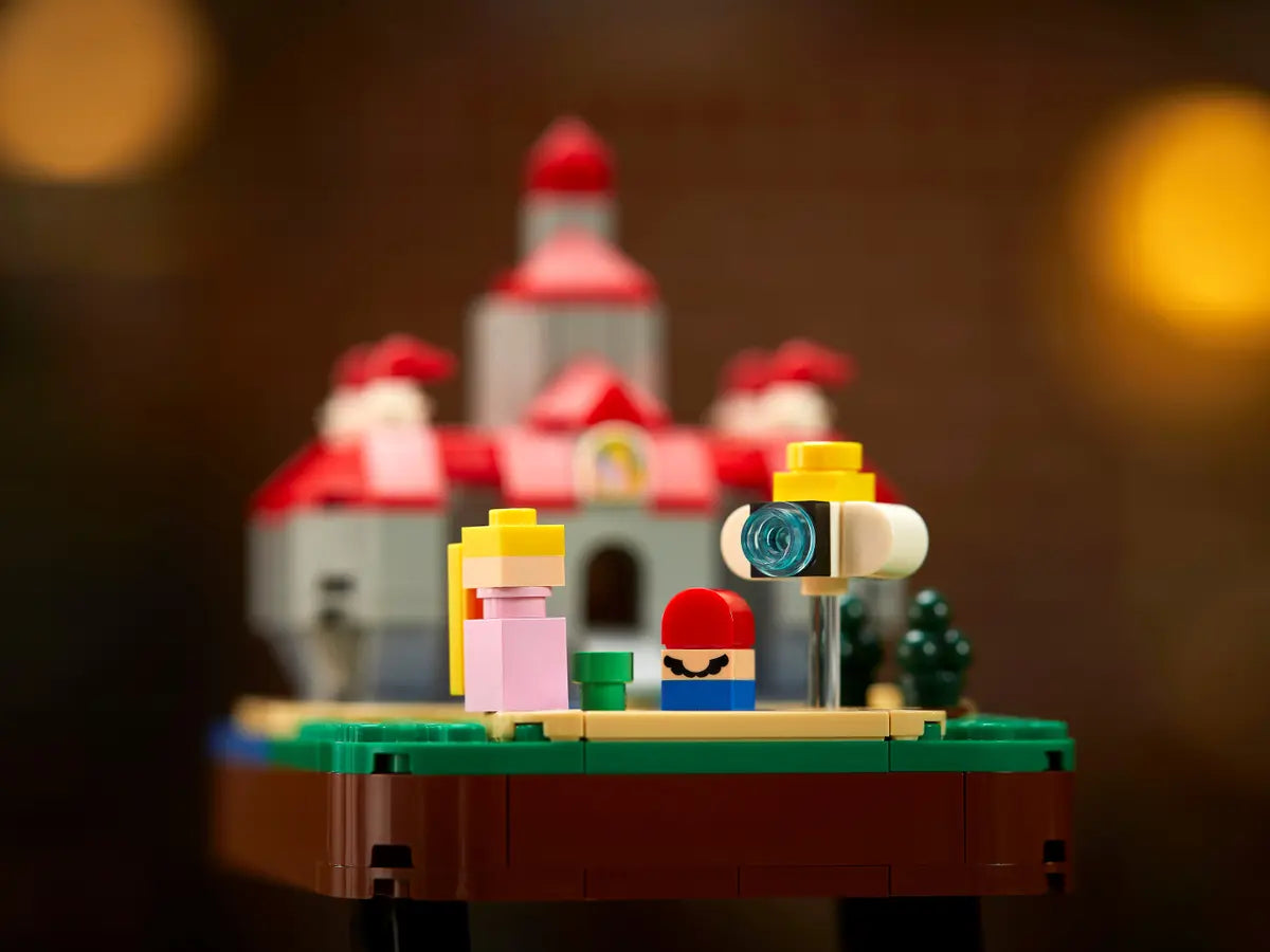 Set LEGO Super Mario 71395: micro-figure di Mario e Peach davanti al castello di Super Mario 64.
