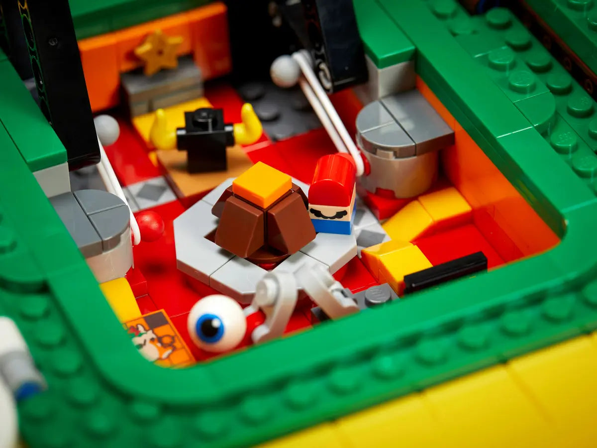 Interno del set LEGO Super Mario 71395 Blocco Punto Interrogativo con micro-personaggio di Mario e scenari di gioco.