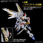 Model Kit Bandai HG Mighty Strike Freedom Gundam in posa con spada katana e dettagli dell'articolazione del polso.
