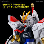 Dettaglio del volto del model kit Bandai HG Mighty Strike Freedom Gundam con cannone frontale attivato.