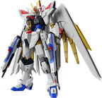 Model kit Bandai 1/144 HG Mighty Strike Freedom Gundam: robot bianco e blu con dettagli dorati e ali spiegate.
