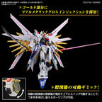 Model kit Bandai 1/144 HG Mighty Strike Freedom Gundam con spada, dettagli dorati e articolazioni mobili.