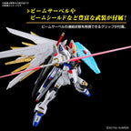 Model kit Bandai 1/144 HG Mighty Strike Freedom Gundam con spada laser e scudo beam in posa dinamica.