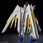Vista posteriore del model kit Bandai 1/144 HG Mighty Strike Freedom Gundam con ali bianche e dorate.