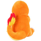 Peluche Pokémon Charmander 20 cm Jazwares visto di spalle con la caratteristica fiamma sulla coda.