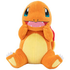 Peluche Pokémon Charmander Jazwares 20 cm, pupazzo in morbido tessuto arancione seduto con sorriso felice.
