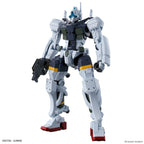 Model kit Bandai HG 1/144 Gelgoog GQ Bocata: robot bianco e blu con pistola in posa dinamica su sfondo bianco.