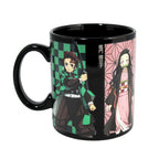 Tazza Demon Slayer Just Funky 473ml con immagini di Tanjiro e Nezuko su sfondo nero.