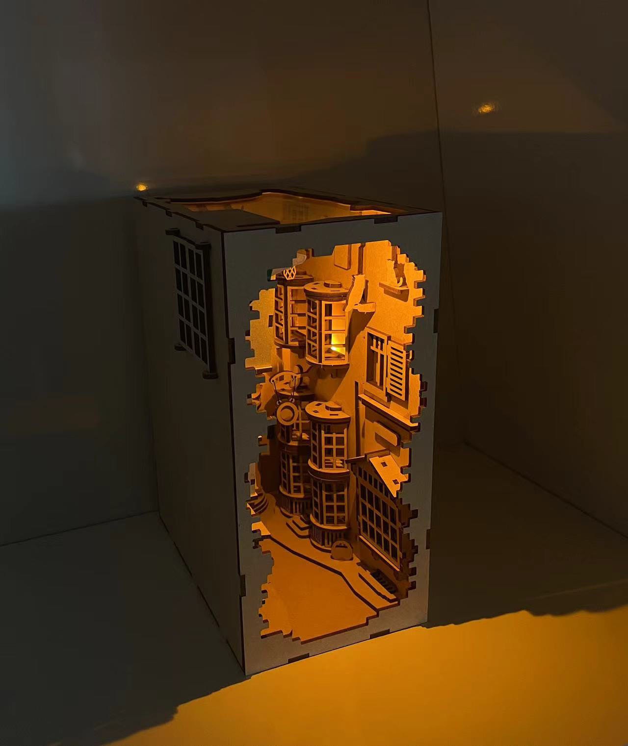 Diorama Book Nook Revell Harry Potter Diagon Alley 23 cm illuminato: dettaglio della stradina magica in miniatura.