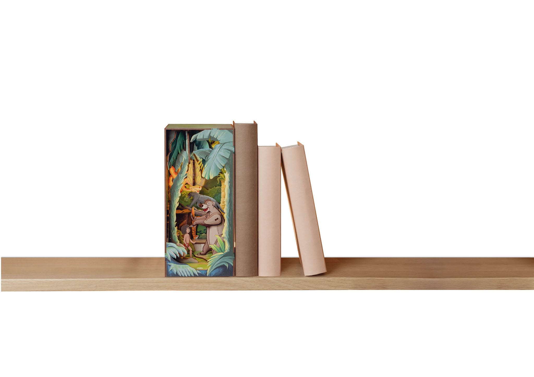 Diorama 3D Revell Libro della Giungla: book nook luminoso con Mowgli e Baloo tra i libri su uno scaffale.