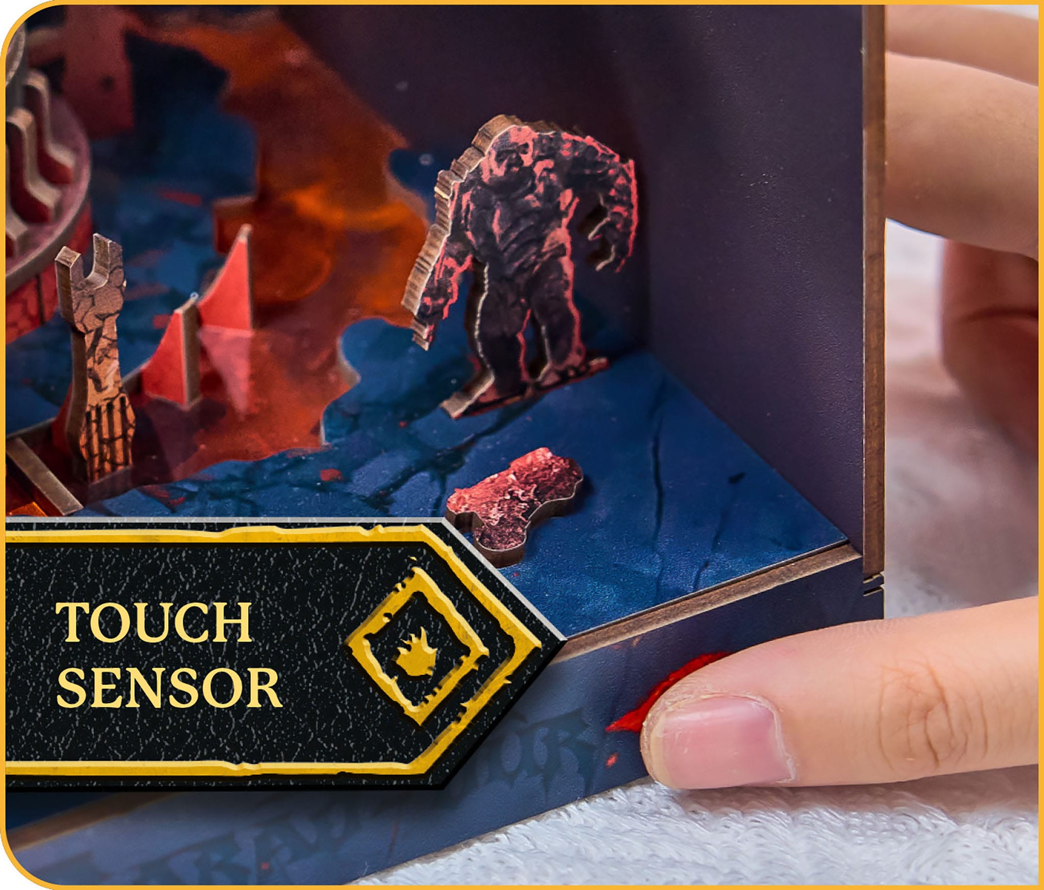 Dettaglio diorama 3D Revell Barad-Dûr Il Signore degli Anelli con sensore touch e personaggio in miniatura.