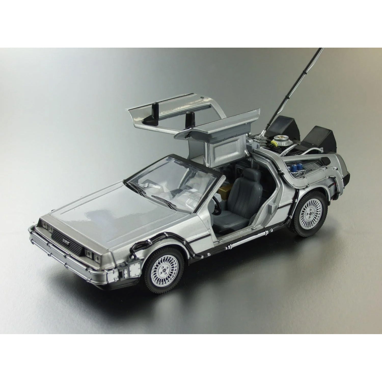 Welly: Ritorno al Futuro Parte I - DeLorean Time Machine (Scala 1:24)