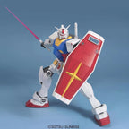 Model kit Bandai Gundam RX-78-2 in scala 1:48 con spada laser e scudo, in posa da combattimento su sfondo blu.