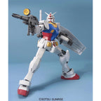 Model kit Bandai Gundam RX-78-2 in scala 1:48, con fucile e scudo, in posa dinamica su sfondo azzurro.