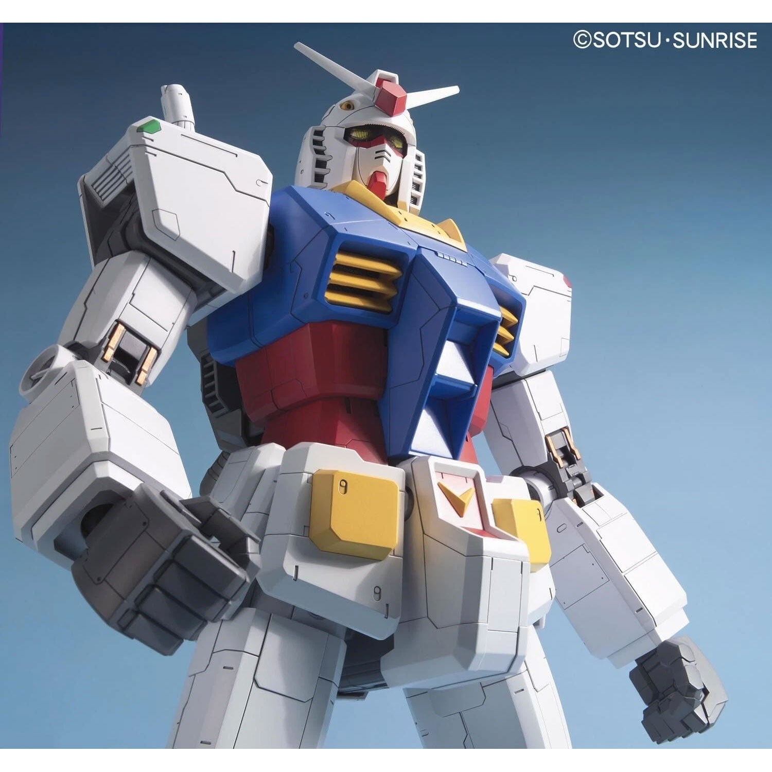 Model kit Bandai Gundam RX-78-2 in scala 1:48, riproduzione dettagliata del robot iconico su sfondo azzurro.